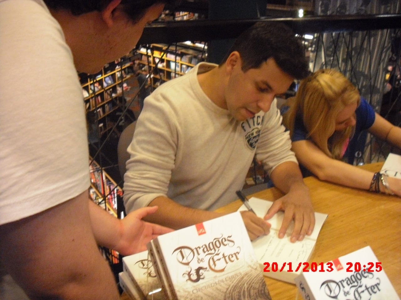  Conversou, explicou, me apresentou a algumas pessoas, foi uma das melhores noites da minha vida!!!