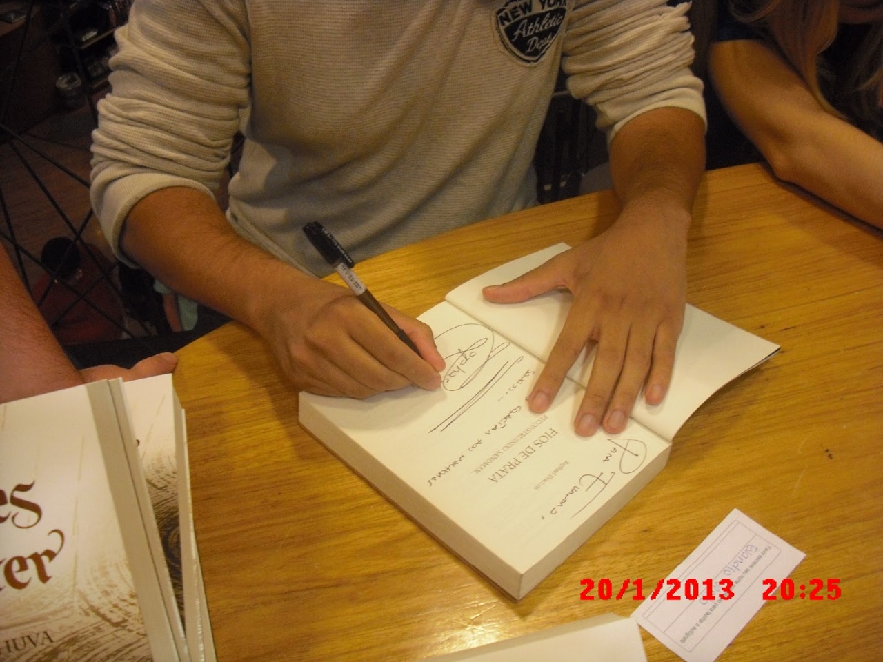  Claro que levei meu "Fios de Prata" para ganhar um autografo!!!